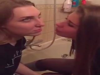 [Periscope] Two russians lesbians making out on bathroom