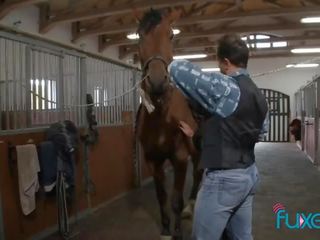 Tera freude reiten pferd auf bauernhof