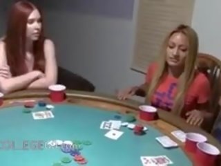 Muda kanak-kanak perempuan copulating pada poker malam