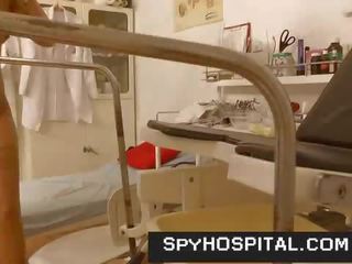 Magnificent kojos aukštas kulnai paauglys nuvyko į gynecologist paslėptas kamera video