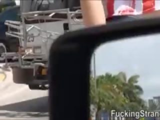 Hitchhiker balingkinitan dalaga tali dava ends pataas fucked sa ang van