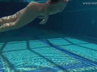 傑西卡 lincoln 得到 oversexed 和 裸 在 該 水池: x 額定 視頻 13
