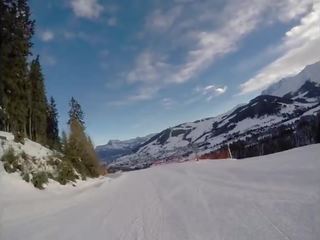 Adolescente público destello en snowboard en montaña - destello un la neige vicalouqua