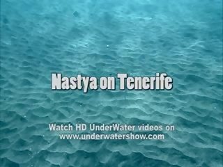 Nastya 泳 裸體 在 該 海