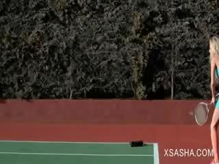 Vies diva slattern sasha plagen poesje met tennis racket