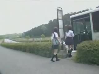 Japansk jente og maniac i buss vis