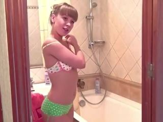 Jong carrie tonen tieten en poesje in een douche badkamer vies film clips