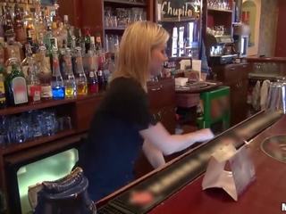 Sino nais upang magkantot a barmaid?