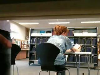 Gorda fantasia mulher piscando em público biblioteca