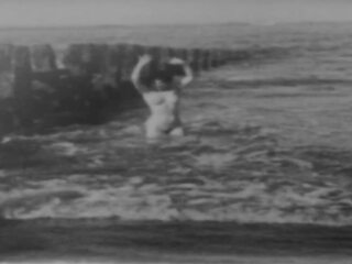 Pani i kobieta nagi na zewnątrz - akcja w powolny motion (1943)