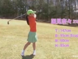 Delightful азиатки тийн момичета играя а игра на лента голф