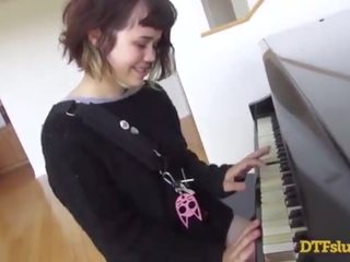 Yhivi видеоклипове край пиано умения followed от груб секс филм и изпразване над тя лице! - featuring: yhivi / джеймс deen