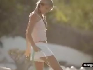Klein teenager blond gina theaterstücke mit ein waterhose draußen