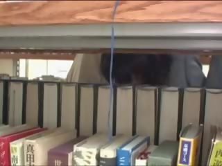 Jeune mme peloté en bibliothèque