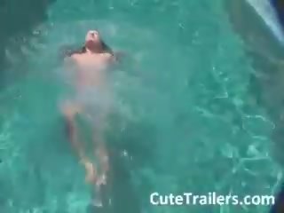 Unbelievably очарователен тънък приятелка плуване гол