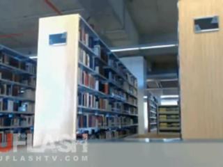 شقراء وامض في جمهور مدرسة مكتبة في كاميرا ويب