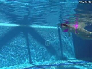 好色之徒 傑西卡 lincoln swims 裸 在 該 水池: 免費 性別 電影 77