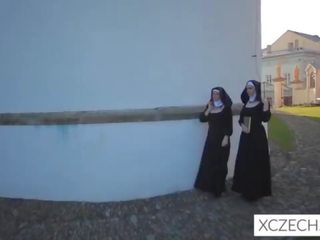 Hullu bizzare x rated elokuva kanssa catholic nuns ja the monsterin!