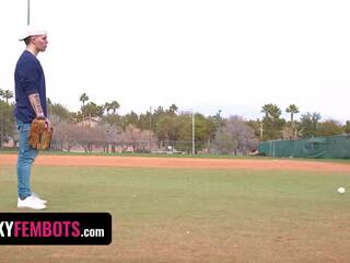 X calificación película muñeca en traviesa béisbol uniforme verónica iglesia consigue follada por joven semental - extraño fembots