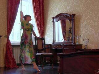 طويل فستان كتي annett admires ال مرآة و يطرح عري في قاع!