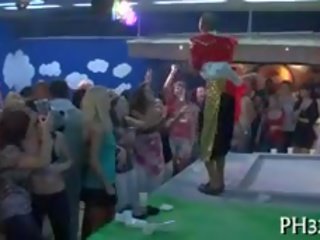 Un mucho de orgia en la baile suelo