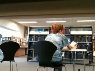 دهن نزوة امرأة وامض في جمهور مكتبة