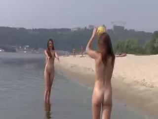 Палав млад nudists играя с всеки друг в sand