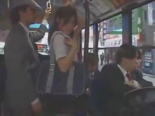Ázijské násťročné dievča nahmatané v autobus podľa skupina