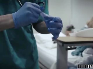 Tīrs tabu perv surgeon sniedz pusaudze pacients vagīna eksāmens