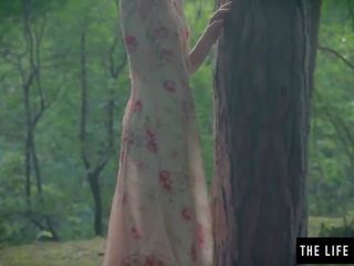 Dun lieveling eikels haarzelf hard in de bos seks video- video's