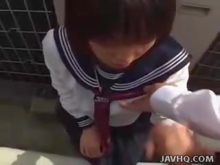 Japońskie nastolatka w za ms na zewnątrz robienie loda zabawa