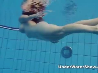 Redheaded enchantress zwemmen naakt in de zwembad