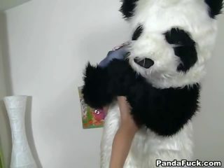 Αθώος νύμφη παιχνίδια ένα oustanding darky κρέας ραβδί παιχνίδι panda