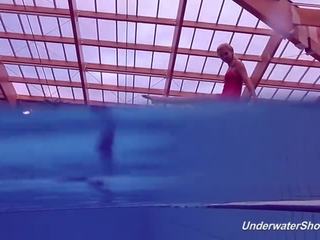 Proklova prend de bikini et swims sous eau