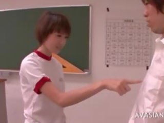 Išdykęs azijietiškas suteikia sensacingas čiulpimas į jos mokytojas