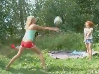 Volleyball vixens memberi di luar rumah bertiga menghisap zakar