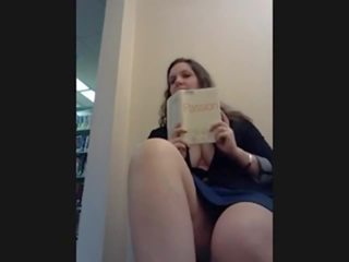 Ela vídeos a si mesma gozando em biblioteca