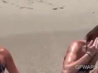 Extraordinary ragazze raccolto su a il spiaggia e scopata