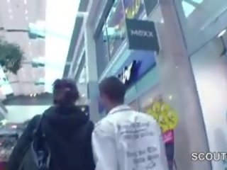 Unge tjekkisk tenåring knullet i mall til penger av 2 tysk youths
