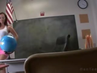 Fat krijgt penis jerked af door stiefmoeder in klas