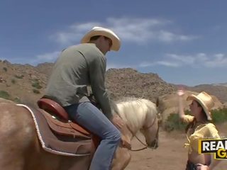 خيالي امرأة سمراء في سن المراهقة عاهرة ميسي حجر في الهواء الطلق cowboy أسلوب اللعنة