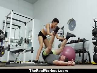 Therealworkout - glorious osobisty trainer pieprzy klient w siłownia