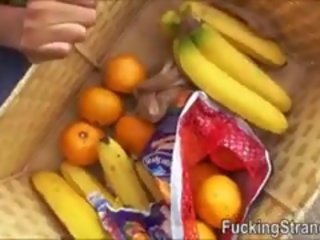 Hitchhiker fruit vendor tinedyer brilyante monroe fucked sa publiko