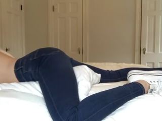 Pillow humping trong cô ấy chặt chẽ quần jean
