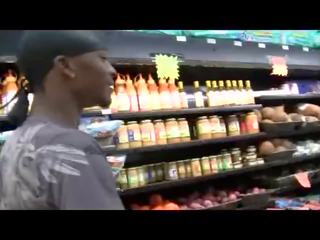 Amateur obtient picked jusqu'à en supermarket