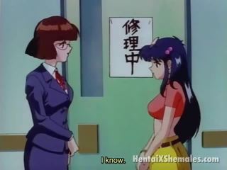 Hawt gaišmatis anime shemale nepieredzējošas a shim`s liels schlong par viņai knees