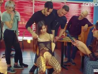 Slutty bruneta dospívající zneužívány na strana v a restaurant xxx film filmů