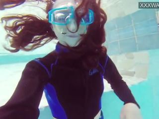 Superior debaixo de água piscina masturbação de emi serene adulto vídeo filmes