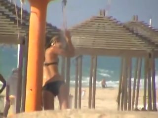 04 vojer bikini dy vajzat në plazh me swimsuits