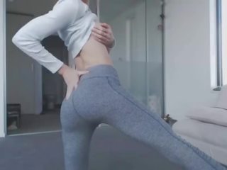 Swell blondinka ýaşlar striptease with betiň beti süýji emjekler and nice göt in yogapants